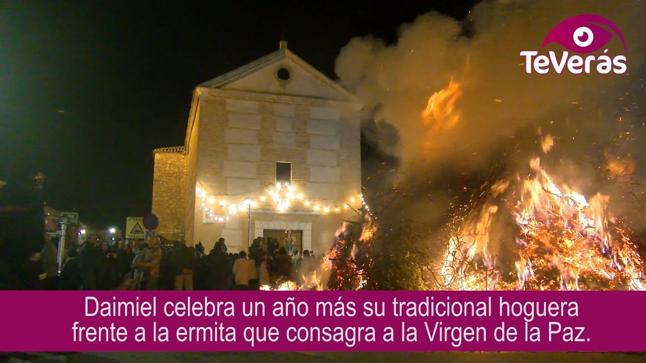 Daimiel prende su hoguera en honor a la Virgen de la Paz