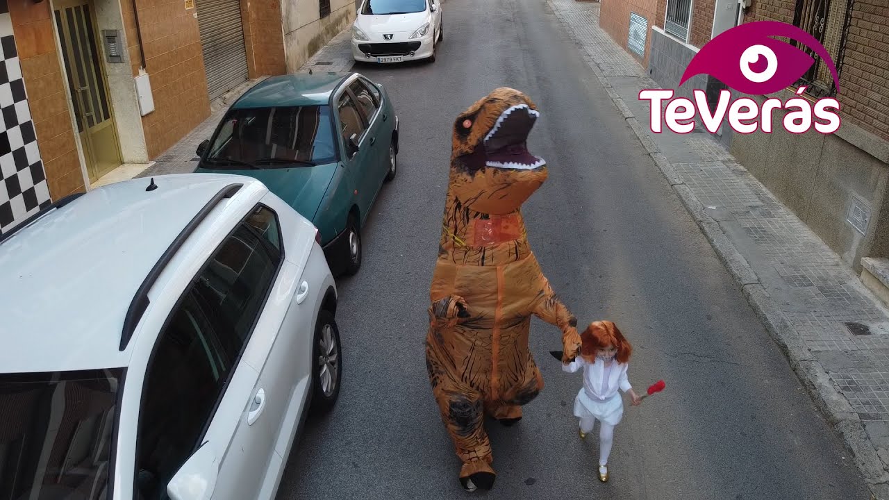 El mejor padre del mundo y su hija se despiden de sus vecinos