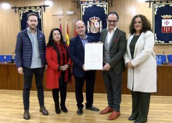 Villarrubia de los Ojos recibe la quinta hoja del manuscrito de la obra “Canto a Castilla-La Mancha” del compositor José Zárate