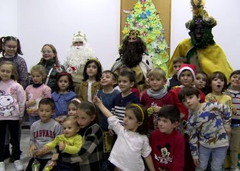 Almagro recibe a los Reyes Magos para premiar a los niños lectores