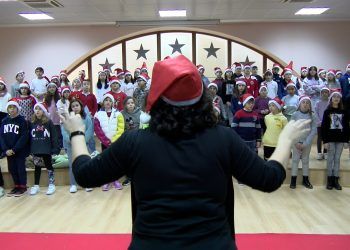 Villancicos y el árbol Navideño de la Asociación Santa Águeda de Puertollano para inaugurar la Navidad