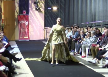 Moda y vino en Villarta de San Juan con el desfile de Arnelio Cruz