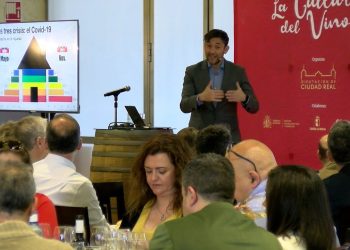 Puertollano recibe al periodista Javier Ruiz dentro de la actividad ‘Diálogos con vino’