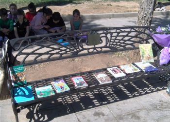 Nuevo banco literario en honor a la escritora Nieves Fernández en Almagro