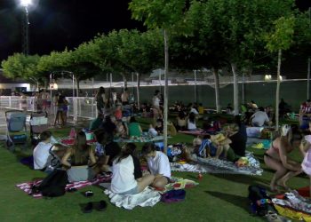 Noches de diversión con el baño nocturno en la piscina municipal de Malagón