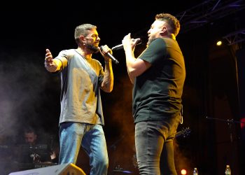 Cózar vive el concierto de Los Rebujitos y del grupo provincial VH Queen Tribute