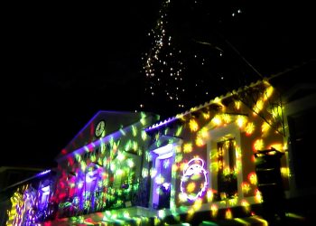 Luces, sonido y pirotecnia iluminan la Plaza de España