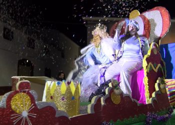 Los Reyes Magos reparten regalos y chucherías en Granátula de Calatrava