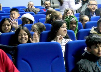 mujer niña ciencia