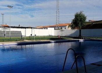 La piscina de Almagro abre este sábado con una nueva zona de sombra