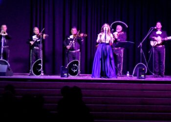 Coplas, mariachis y magia en el espectáculo de variedades de Carrión de Calatrava