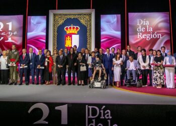 El Gobierno regional concede 43 reconocimientos en el Día de Castilla-La Mancha