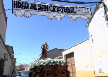 Calzada de Calatrava termina las fiestas de San Cristóbal con la procesión y bendición de coches