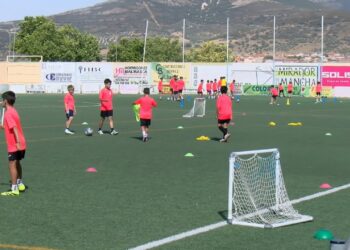 Los niños de Villarrubia de los Ojos disfrutan del deporte con el Campus de Fútbol