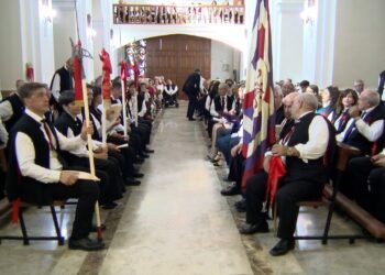 Calzada de Calatrava honra con fervor al Cristo del Sagrario en el emotivo cambio de insignias