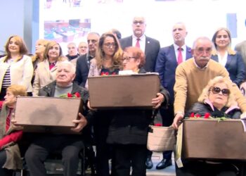 21 familiares recogen en Manzanares los restos de 21 represaliados de la dictadura franquista