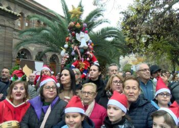 La magia del crochet vuelve a Puertollano con el árbol navideño de Santa Águeda