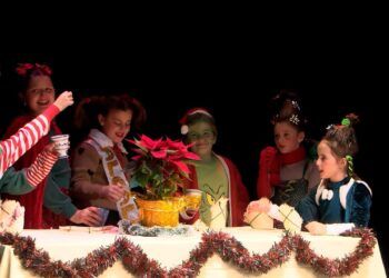 Los niños de la Escuela Municipal de Teatro de Almagro representan “El Grinch”