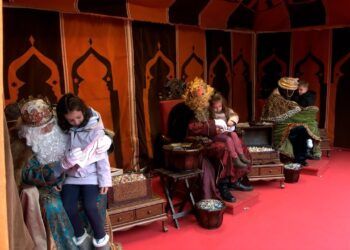 Caramelos y deseos en la Jaima de los Reyes Magos en Puertollano