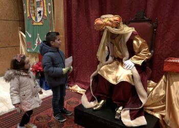 Los niños y niñas de Malagón reciben la visita del Heraldo Real