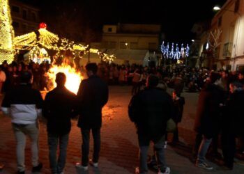 Villanueva de la Fuente elabora un roscón de reyes de 50 metros y disfruta con su zambombá