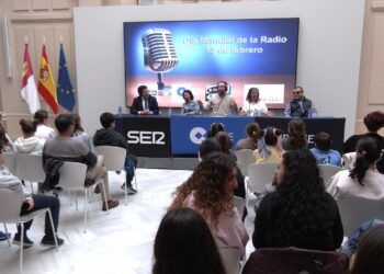 Jóvenes y profesionales se unen para celebrar el Día Mundial de la Radio.