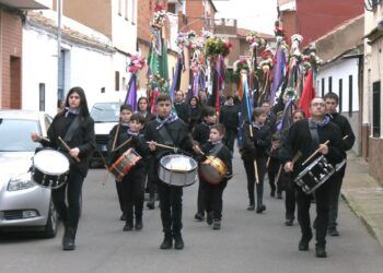 Las Banderas de Ánimas y los tambores recorren las calles de Malagón.