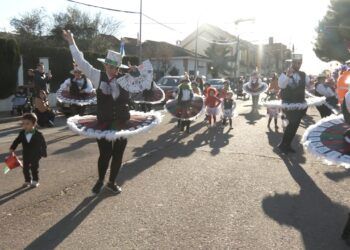 Las calles de Carrión se llenan de alegría gracias al desfile de charangas y comparsas