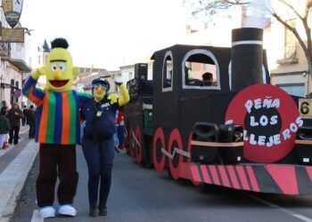 Las peñas locales protagonizan el desfile de carnaval en Villarta de San Juan