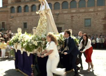 Así se vive el Domingo de Resurrección en La Solana: con alegría y muchas chuches y caramelos