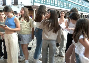 Unos 30 jóvenes de Almagro participan en la gymkana “El desafío de Leonardo de Oviedo”
