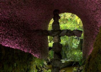 El arte del brezo y la tela toma las calles de Piedrabuena con sus Cruces