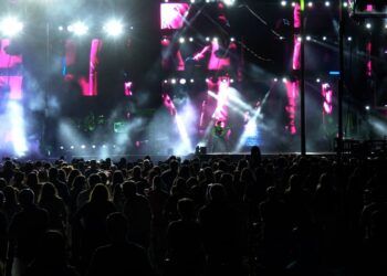 Cientos de personas se reúnen en Porzuna para disfrutar de la Orquesta La Misión