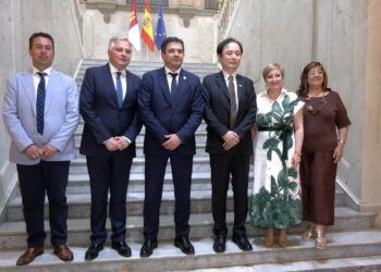 El embajador de Japón visita la Diputación de Ciudad Real durante FENAVIN