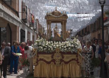 El serrín de colores vuelve a vestir las calles de Torrenueva por el día del Corpus
