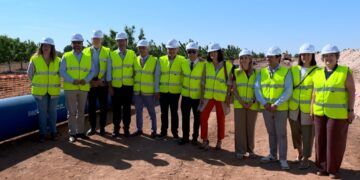 Emiliano García-Page visita en Daimiel las obras de la Tubería Manchega