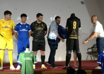 La UD Santa Cruz presenta su nueva equipación con un histórico homenaje al gremio de la navaja