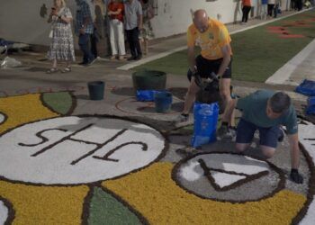 Los vecinos de Torrenueva preparan con cariño e ilusión las alfombras del Corpus Christi