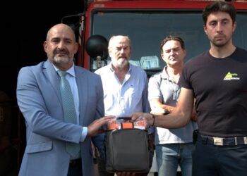 El SCIS dota al Parque de Bomberos de Almadén de 1 desfibrilador y anuncia mejoras para el servicio