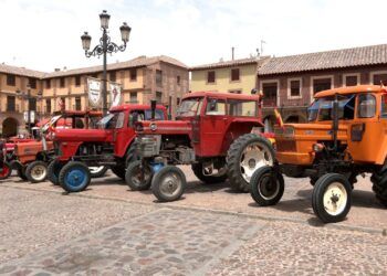 La Solana ruge en el preludio de sus Ferias y Fiestas con tractores antiguos y motos clásicas