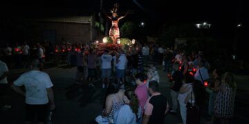 La Aldea del Cristo del Espíritu Santo se ilumina en la tradicional Procesión de las Antorchas