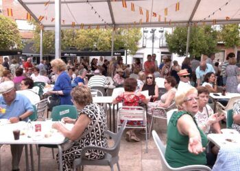 Brazatortas aprovecha al máximo sus fiestas con comida popular y baile del vermut