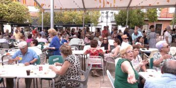 Brazatortas aprovecha al máximo sus fiestas con comida popular y baile del vermut