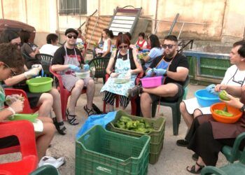 Cientos de vecinos participan en «La Cortá» para preparar el Pisto Gigante de Villanueva de los Infantes