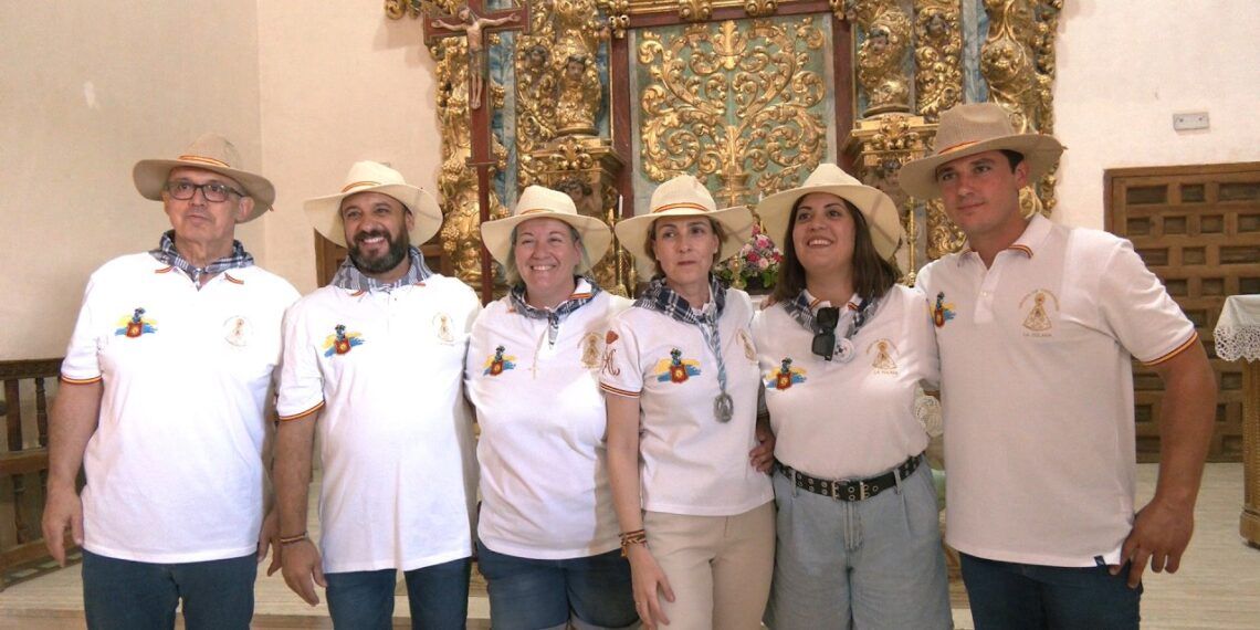 La Cofradía de La Solana llega al Castillo de Peñarroya para la entrega solemne de la Virgen.