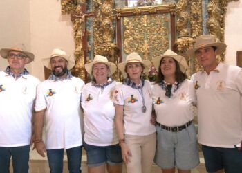 La Cofradía de La Solana llega al Castillo de Peñarroya para la entrega solemne de la Virgen.