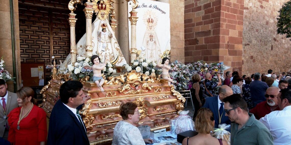 La Solana despide sus Ferias y Fiestas arropando a la Virgen de Peñarroya en su tradicional ofrecimiento y puja