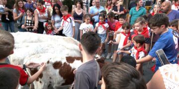 Los niños toman las calles de Torralba en la tradicional bueyada infantil