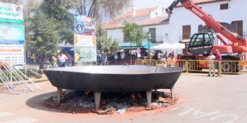 Villanueva de los infantes cocina el pisto más grande del mundo y reparte 10.000 raciones